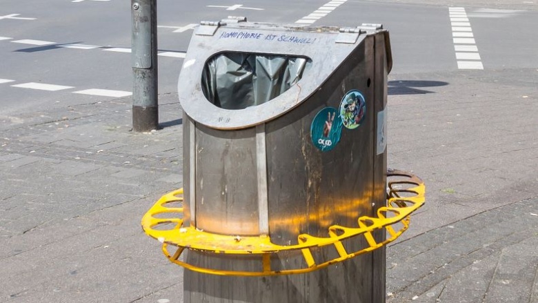 Pfandring, angebracht an einem Abfalleimer Kreuzung Venloer Straße/Ehrenfeldgürtel, Köln-Ehrenfeld