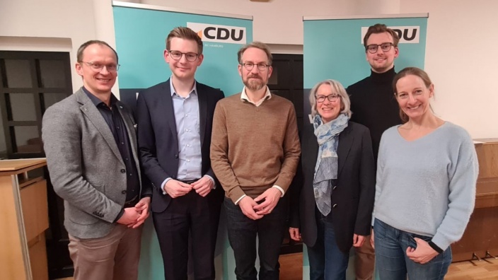 Henri Schmidt und der neu gewählte Ortsvorstand