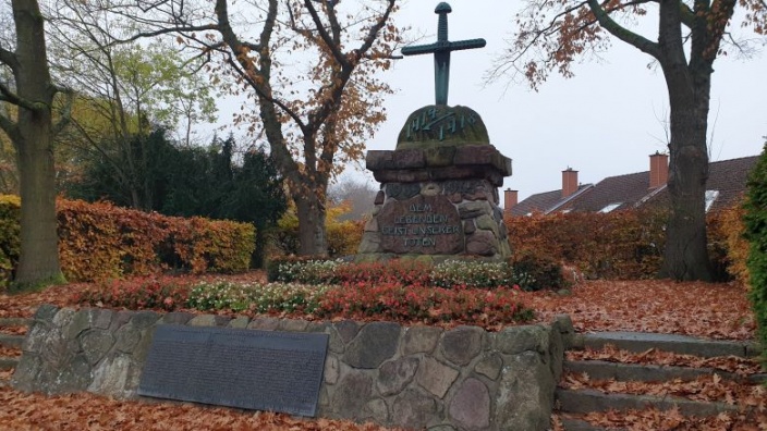 Das Mahnmal/Ehrenmal in Wentorf bei Hamburg am Burgberg inkl. der Tafel mit den Namen der gefallenen Wentorfer Soldaten