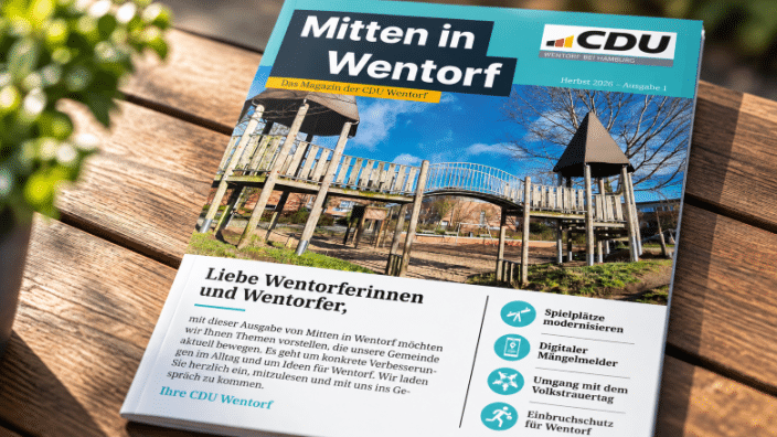 Gedrucktes CDU-Magazin „Mitten in Wentorf“ liegt auf einem Holztisch; die Titelseite zeigt Themen wie Spielplätze, Mängelmelder, Volkstrauertag und Einbruchschutz.