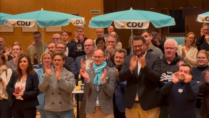 Henri Schmidt und Gäste freuen sich über das gute Wahlergebnis