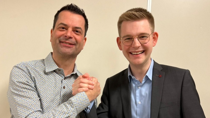 Dr. Thomas Peters und Florian Slopianka gratulieren sich nach der Nominierung